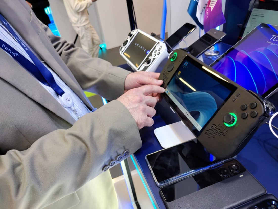 Fplus представила прототип отечественой портативной игровой консоли: на что он способен? Fplus представила прототип отечественой портативной игровой консоли: на что он способен?